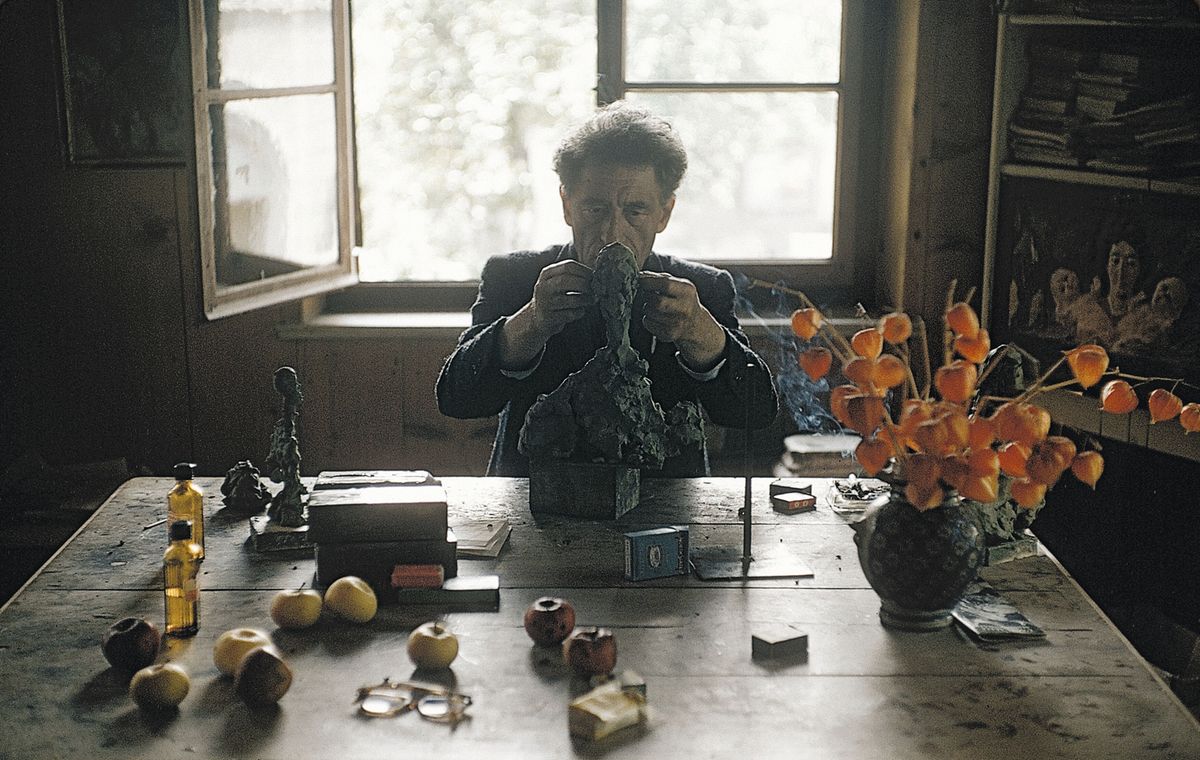 An Ernst Scheidegger photo of Alberto Giacometti at work in Stampa in the 1960s © 2025 Stiftung Ernst Scheidegger-Archiv, Zürich