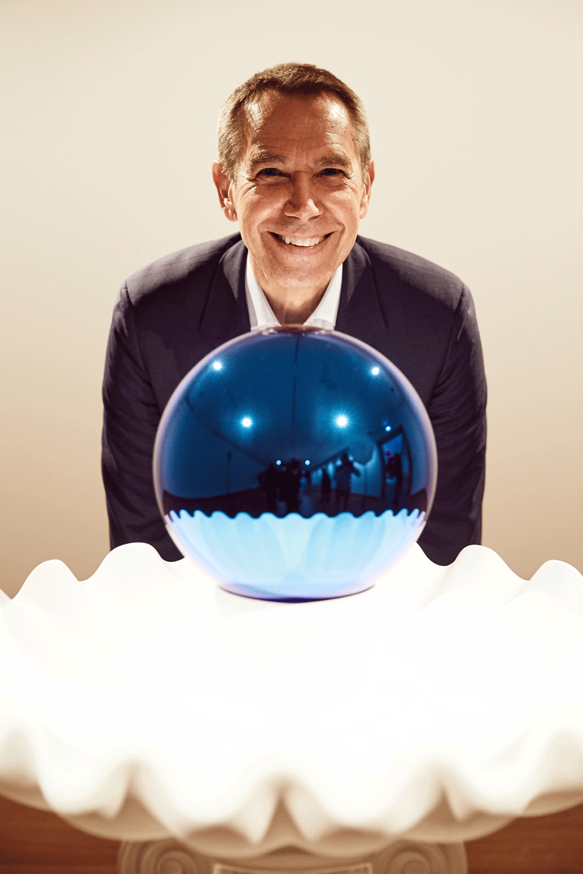 Jeff Koons with Gazing Ball (Birdbath, 2013) © David Fisher, 2019