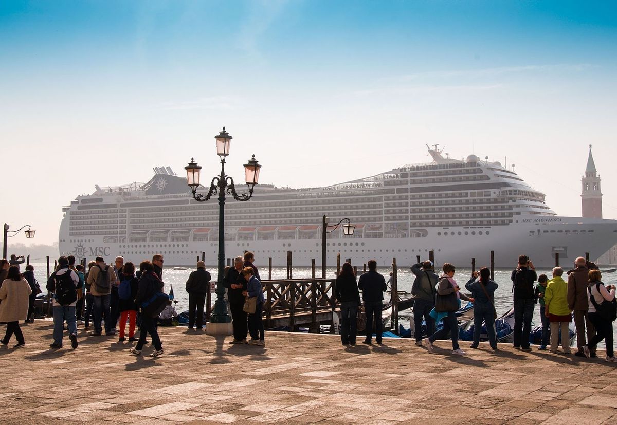 Cruise ships in Venice bring large crowds of tourists and contribute to pollution in the lagoon city © Pixabay