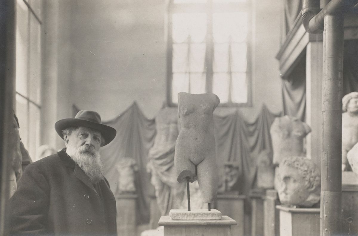 Rodin  in  his  Museum  of  Antiquities  at  Meudon  on  the  outskirts  of  Paris,  around  1910 Photo: Albert  Harlingue; omage:  Musée  Rodin