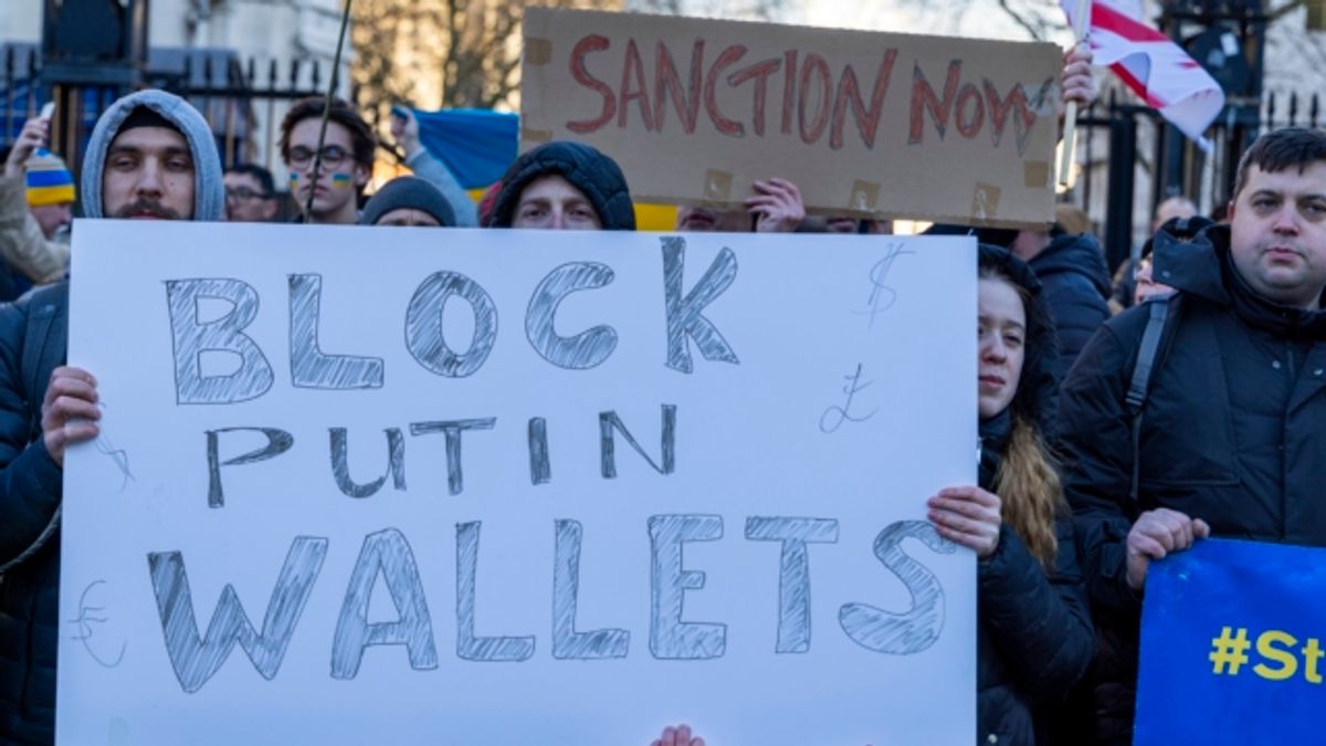 Protestors in London calling for sanctions against Russia. Photo: Andrew Aichison / Twitter