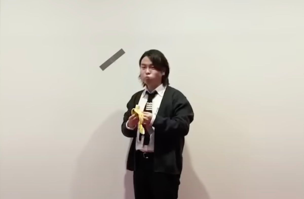 Art student Noh Huyn-soo eats Maurizio Cattelan's Comedian (2019) at the Leeum Museum of Art on 27 April Screenshot via KBS News/YouTube