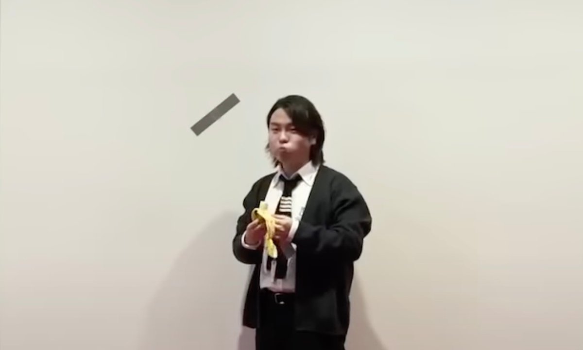 Hungry art student eats Maurizio Cattelan’s banana work Hungry art student eats Maurizio Cattelan’s banana work
