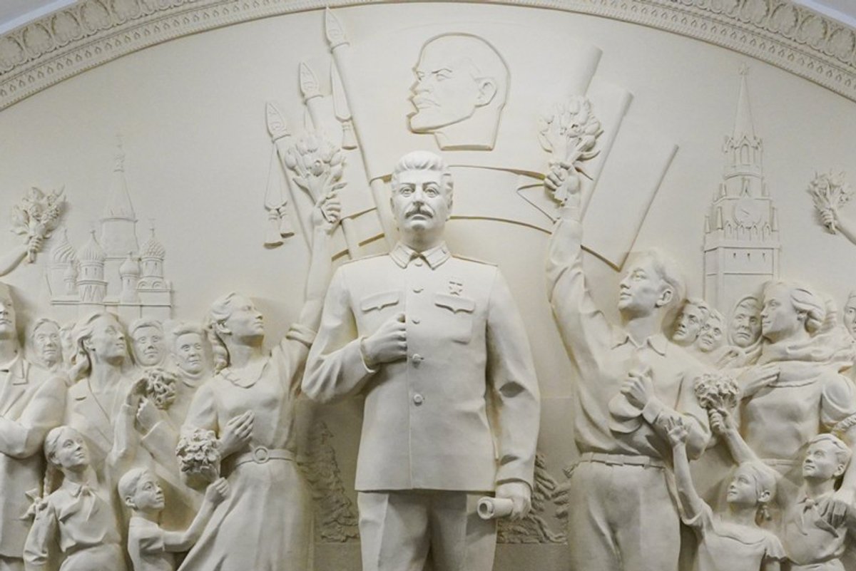 The sculptural composition was originally named Gratitude of the people to the leader-commander
AGN Moscow