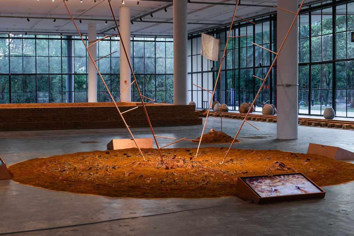 Installation view of Mimenekenu É Lá Tempo (2023) by Ana Pi and Taata Kwa Nkisi Mutá Imé in the 35th Bienal de São Paulo, Choreographies of the Impossible © Levi Fanan / Fundação Bienal de São Paulo