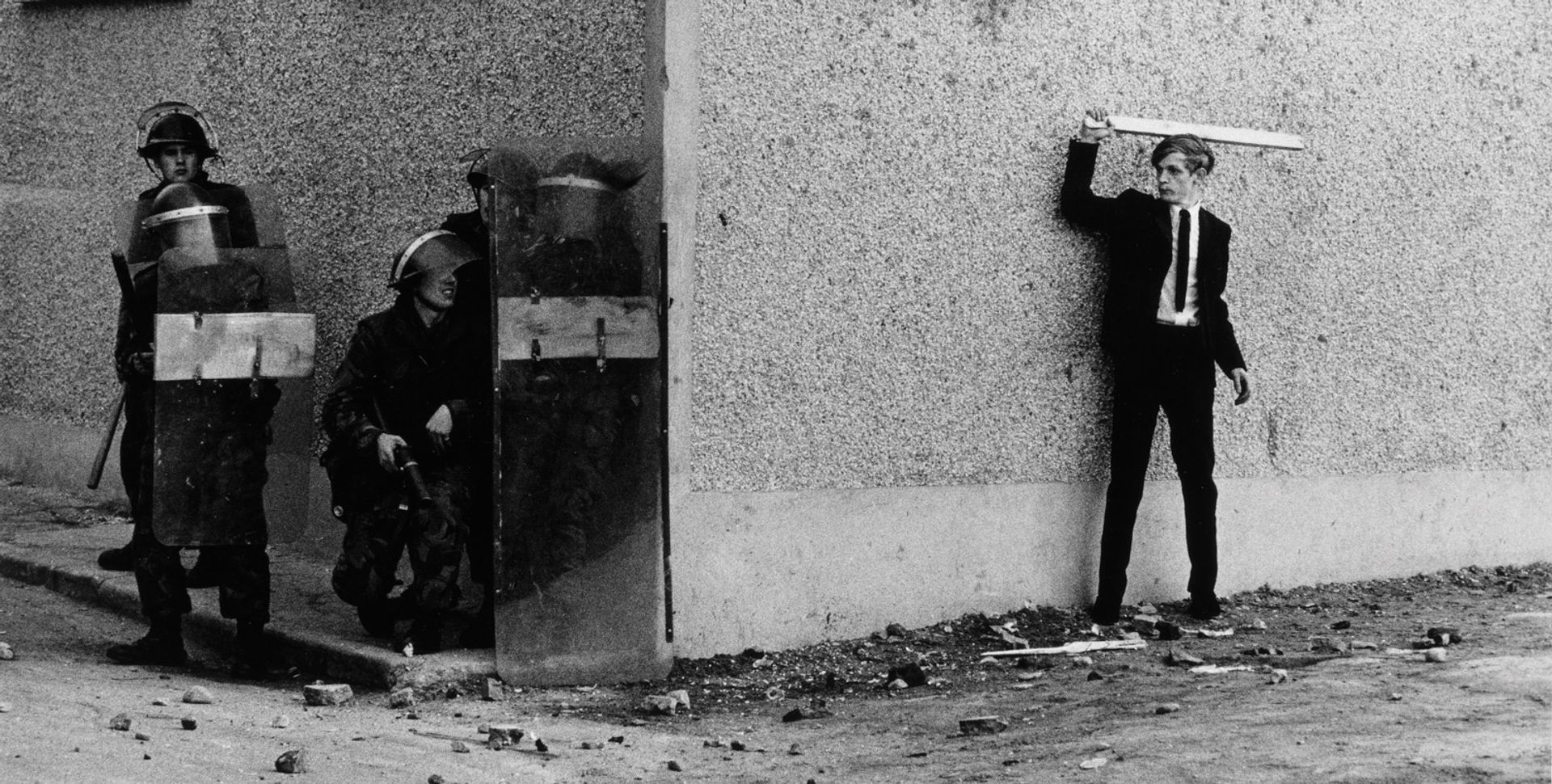 Catholic youths attacking British soliders in the bogside of Londonderry (1971) © Dom McCullin