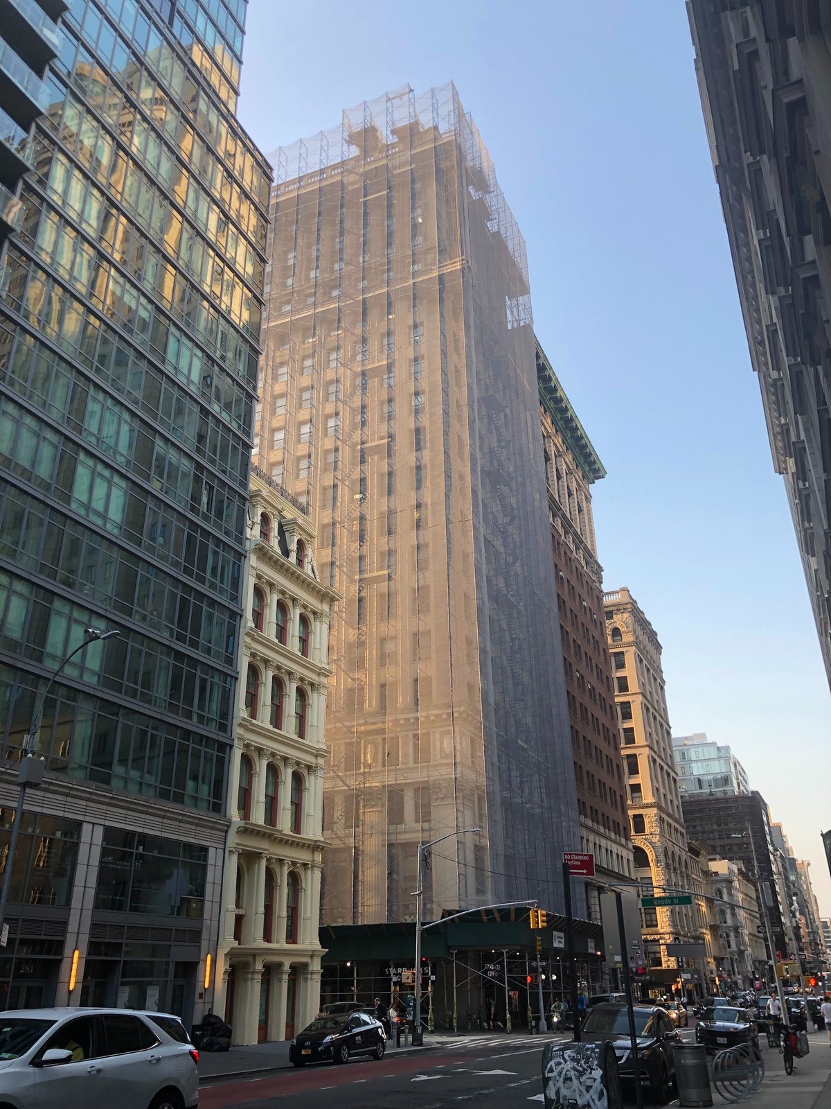 The view looking up a stretch of Broadway in Tribeca, where many of the neighbourhood's galleries are located. Photo by Blogging Guide on Unsplash
