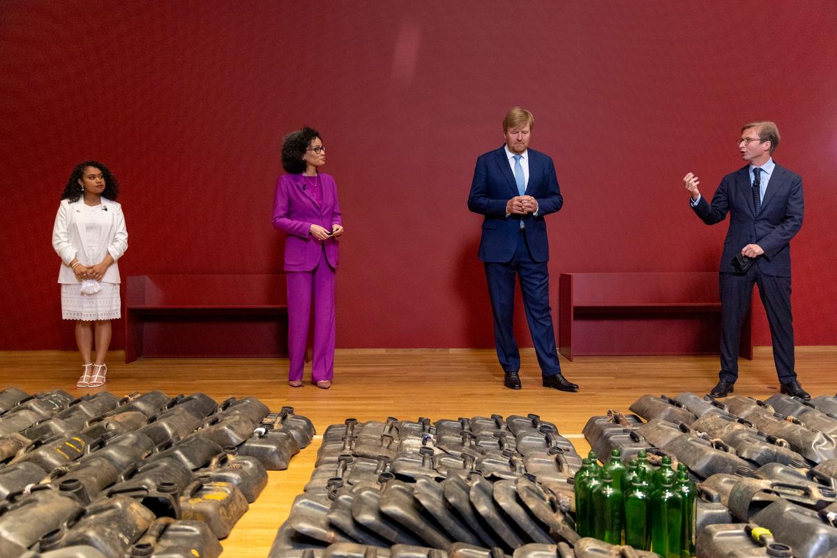 From left to right:  14-year-old singer Yosina Roemajauw, who is the narrator of the family audio tour of the Slavery exhibition; the Rijksmuseum's head of history Valika Smeulders; King Willem-Alexander of the Netherlands; and the Rijksmuseum's director Taco Dibbits Photo: © Romuald Hazoumè