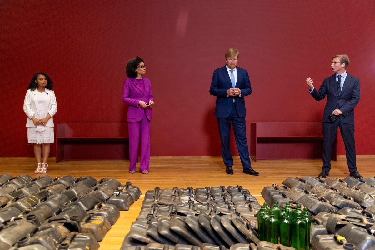 From left to right:  14-year-old singer Yosina Roemajauw, who is the narrator of the family audio tour of the Slavery exhibition; the Rijksmuseum's head of history Valika Smeulders; King Willem-Alexander of the Netherlands; and the Rijksmuseum's director Taco Dibbits Photo: © Romuald Hazoumè