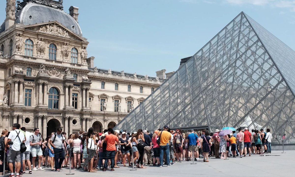 Louvre will begin limiting daily visitor numbers by one third to create ‘more pleasurable viewing experience’ Louvre will begin limiting daily visitor numbers by one third to create ‘more pleasurable viewing experience’