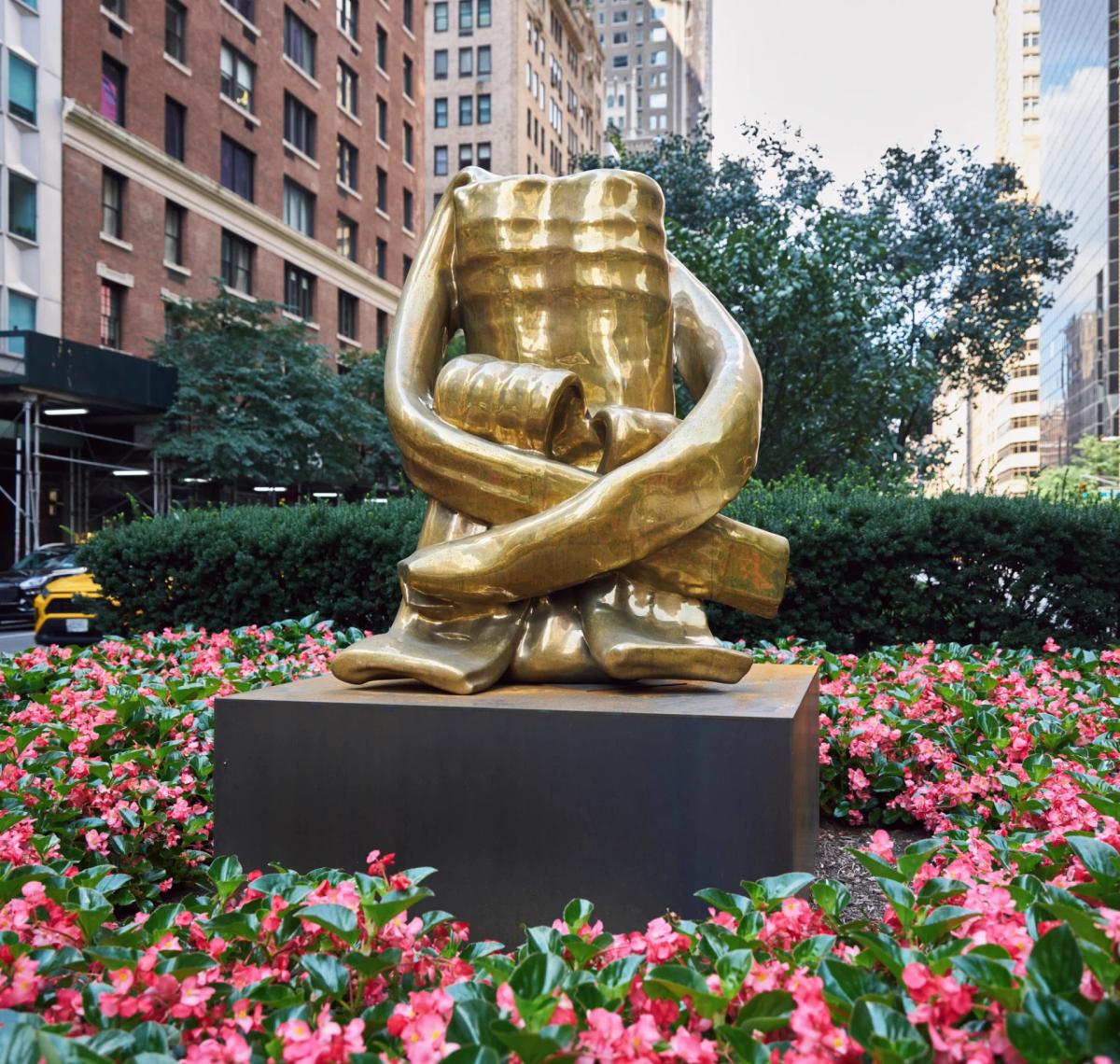 An outdoor sculpture by Alma Allen on Park Avenu Photo: Charlie Rubin; Courtesy of the artist and Kasmin, New York,