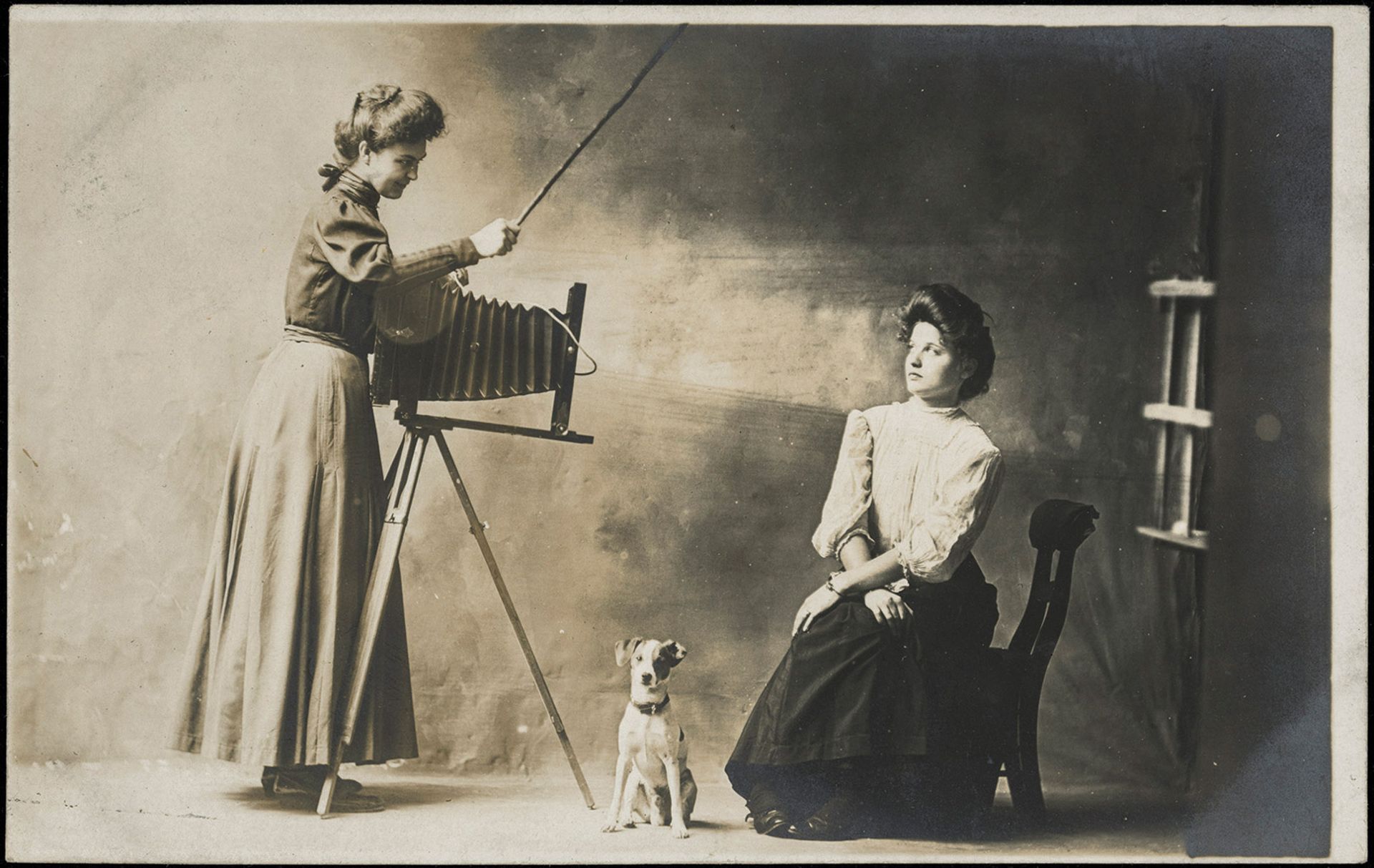 Photographer and Sitter with Dog (1907), by an unidentified artist, in the Museum of Fine Arts Boston'’s Leonard A. Lauder Postcard Archive Courtesy of Museum of Fine Arts, Boston