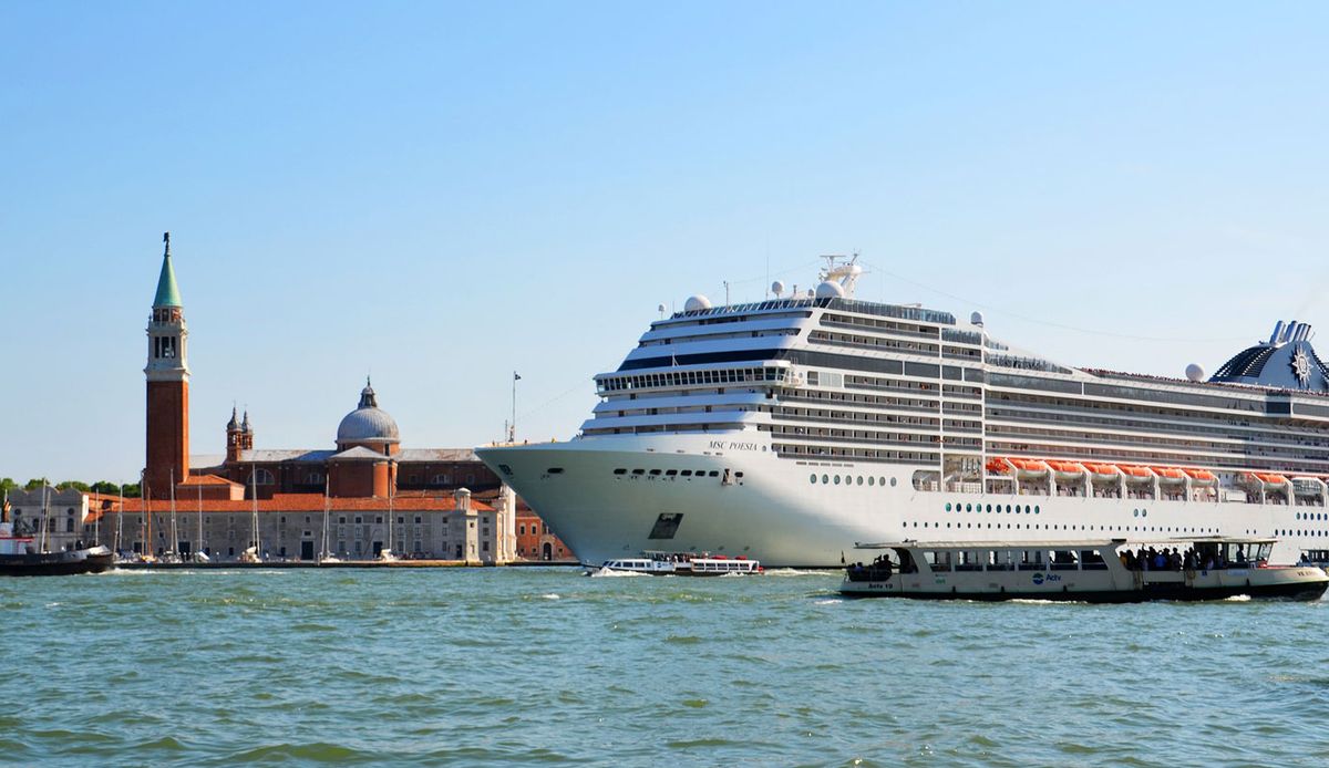 The future flood barriers could stop all flooding in Venice, but their raising will be delayed in order not to hamper shipping entering the lagoon, while St Mark’s square and basilica will be inundated © pixabay