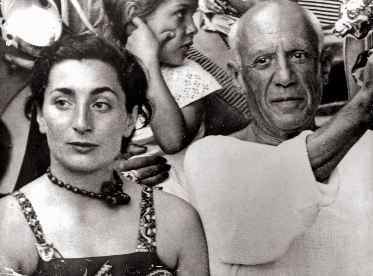 Pablo Picasso with Jacqueline, his wife and muse, in 1955 © Keystone Pictures/Alamy