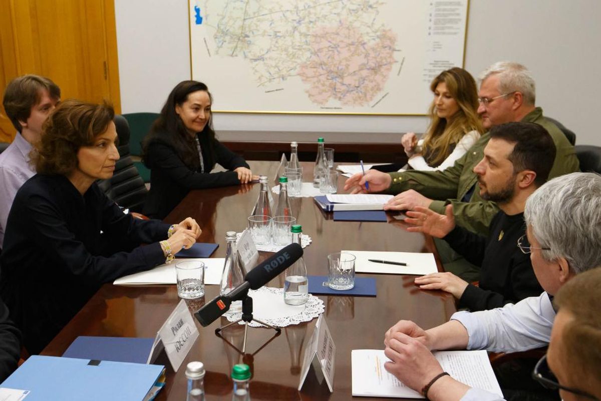 Centre of frame, left to right: The Unesco director-general Audrey Azoulay sits opposite of Ukrainian President Volodymyr Zelensky
©UNESCO/Dmytro Kuyznietsov