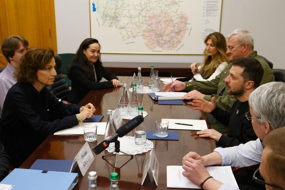 Centre of frame, left to right: The Unesco director-general Audrey Azoulay sits opposite of Ukrainian President Volodymyr Zelensky



©UNESCO/Dmytro Kuyznietsov