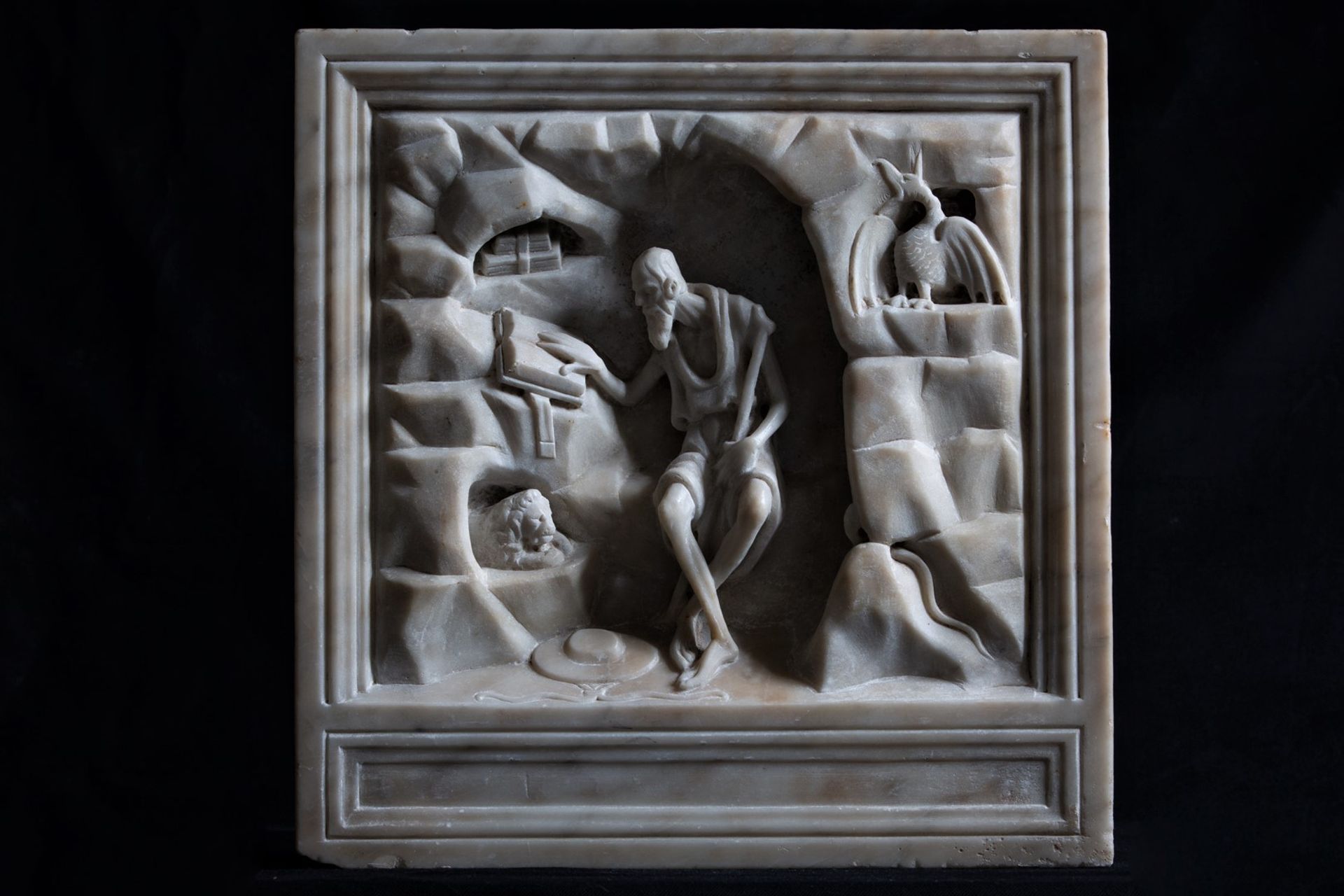 圣杰罗姆在他的洞穴和书房的混合，他的狮子和红衣主教的帽子的特征。右边的小公鸡形象是蛇怪，一种代表诱惑的神话怪兽。作者:Andrea Aleši，达尔马提亚文艺复兴时期最好的雕塑家之一，大约1480年，扎达尔