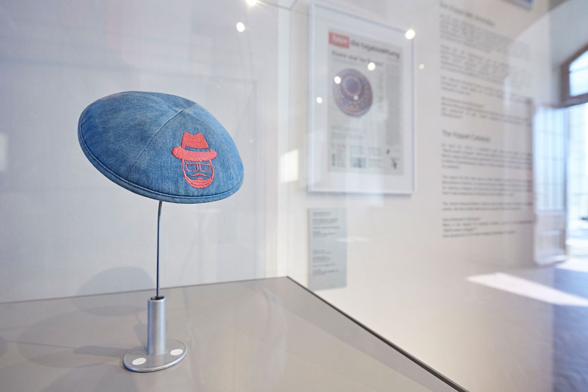 The kippa worn by Adam Armoush when he was attacked Jüdisches Museum Berlin, Foto: Yves Sucksdorff