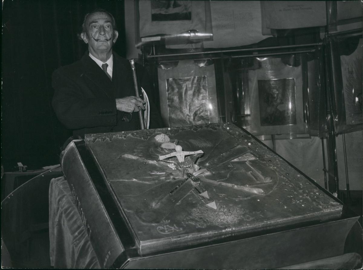 Dali with the missing book at a Parisian fair in November 1967. The photo agency Keystone Press called it “the biggest, heaviest and most expensive book in the world” at the time.
Keystone Press / Alamy