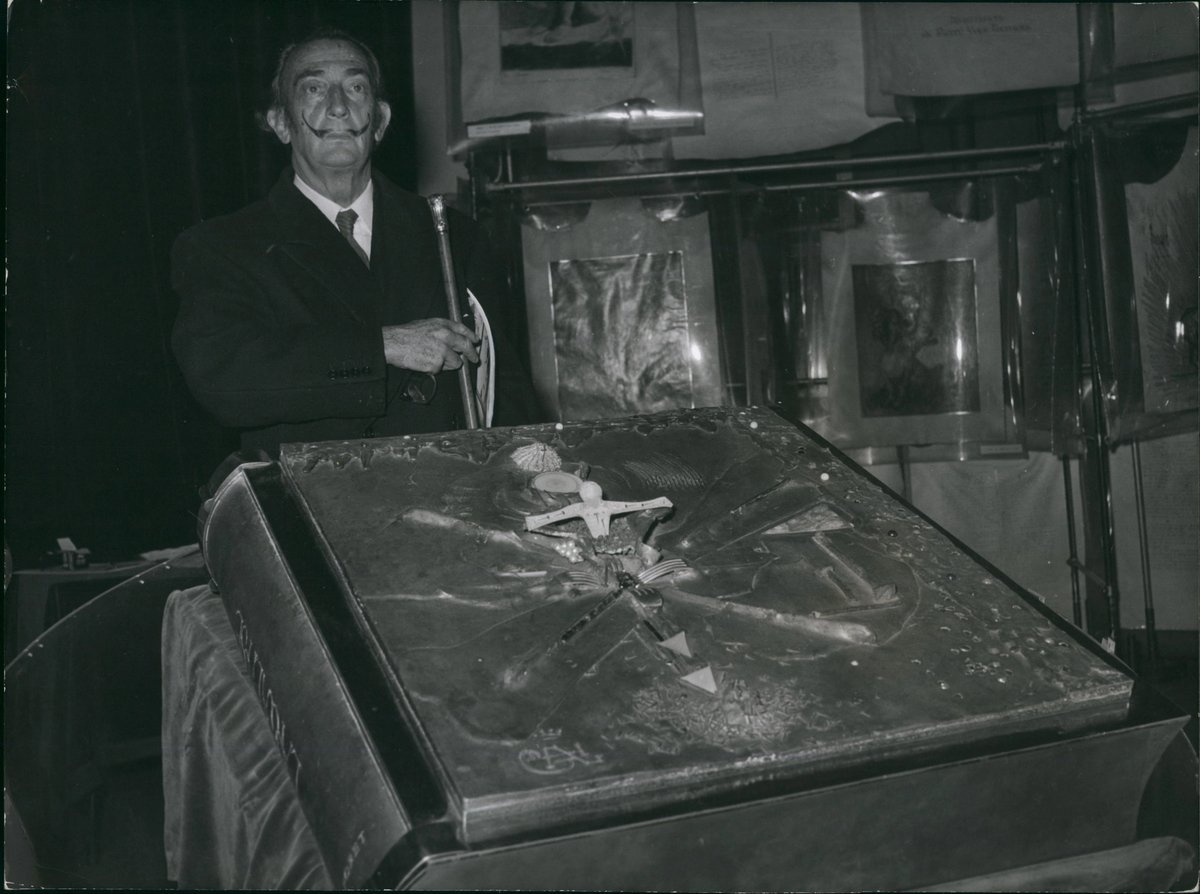 Dali with the missing book at a Parisian fair in November 1967. The photo agency Keystone Press called it “the biggest, heaviest and most expensive book in the world” at the time.
Keystone Press / Alamy