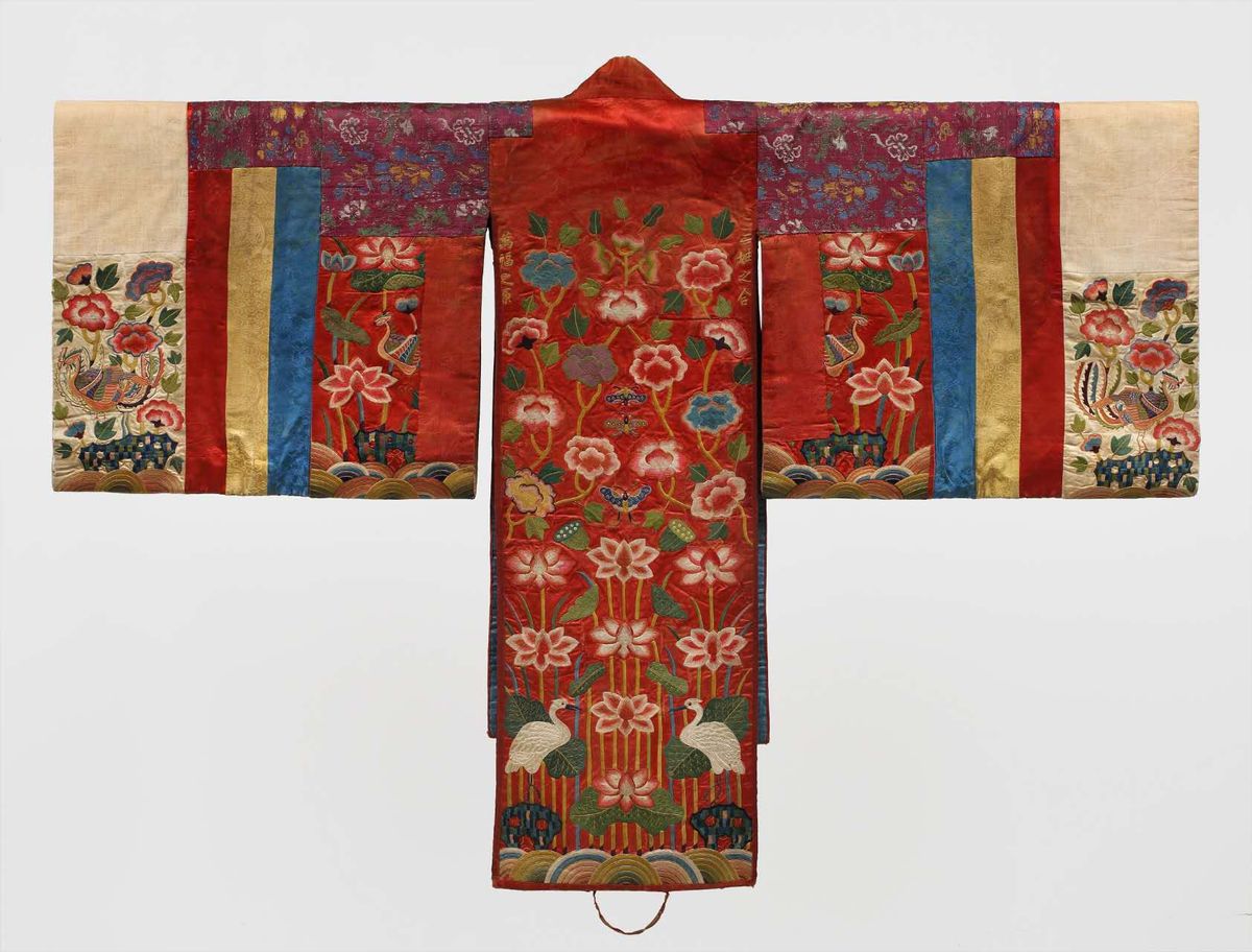 A royal hwarot robe from the Joseon Dynasty-era (1392-1910), held in the collection of the Los Angeles County Museum of Art. 
Courtesy of Lacma