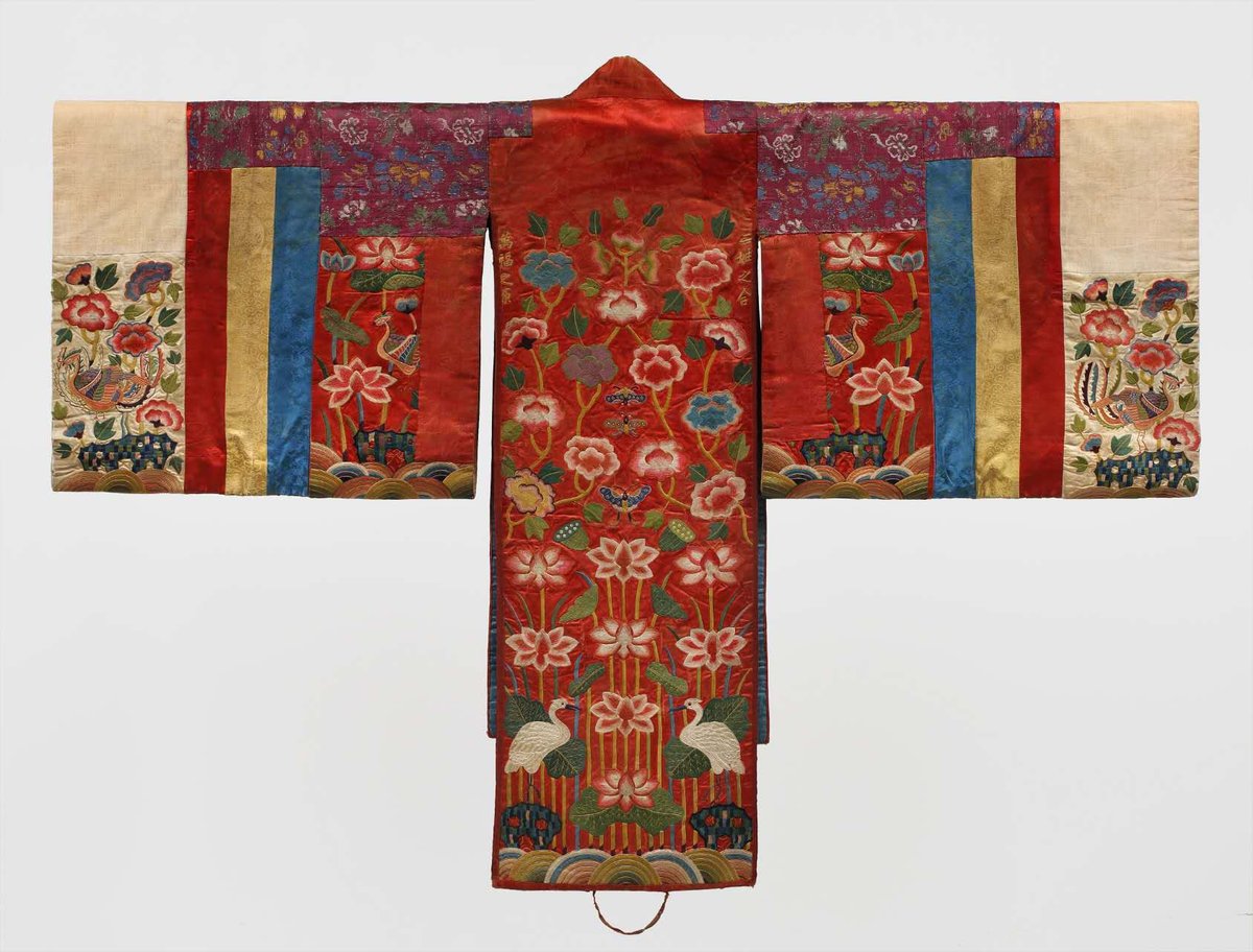 A royal hwarot robe from the Joseon Dynasty-era (1392-1910), held in the collection of the Los Angeles County Museum of Art. 
Courtesy of Lacma