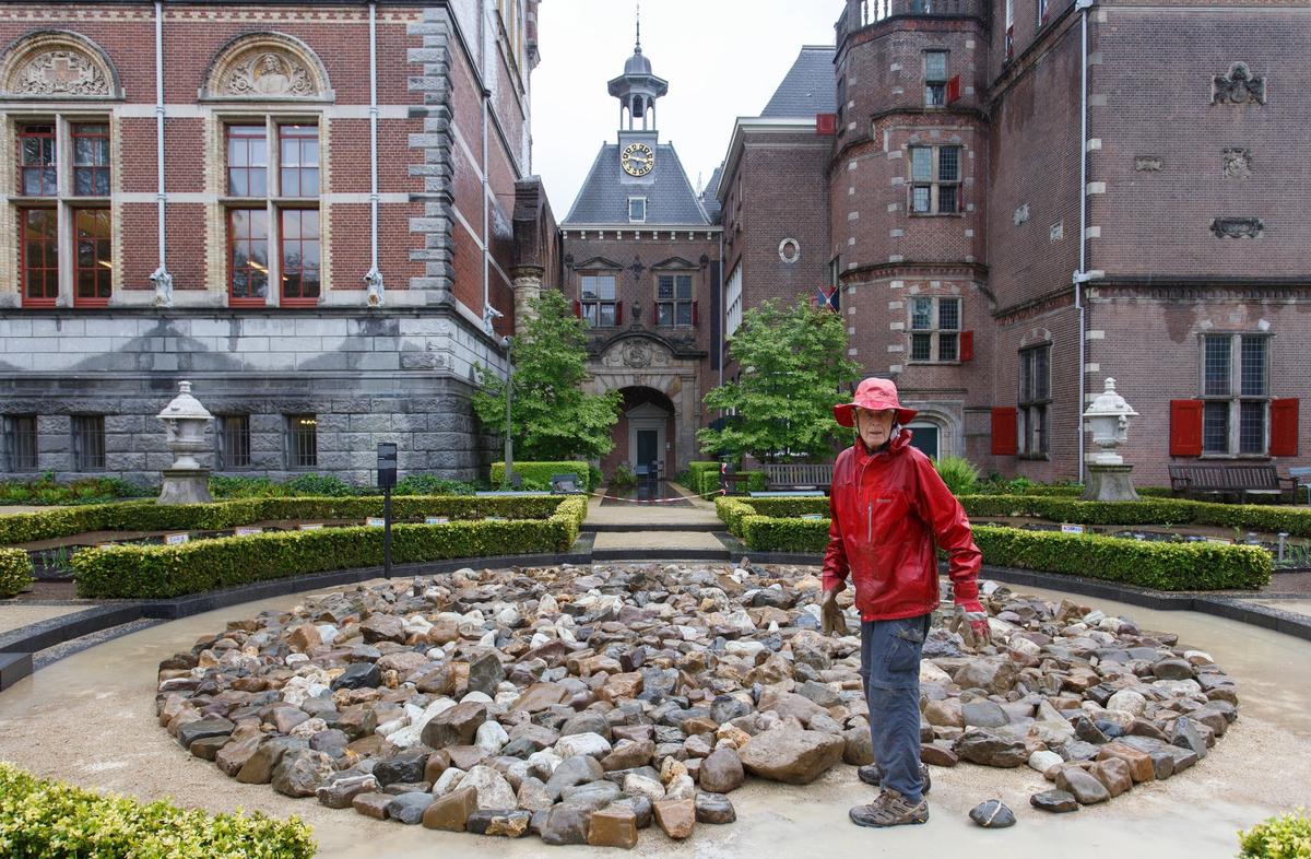 Richard Long working on Maas Riverstones Circle (2023)
Photo: Rijksmuseum/Kelly Schenk