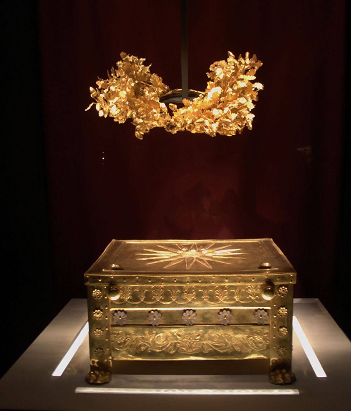 The golden wreath and ossuary, where the tunic had been kept for more than 2,000 years DocWoKav