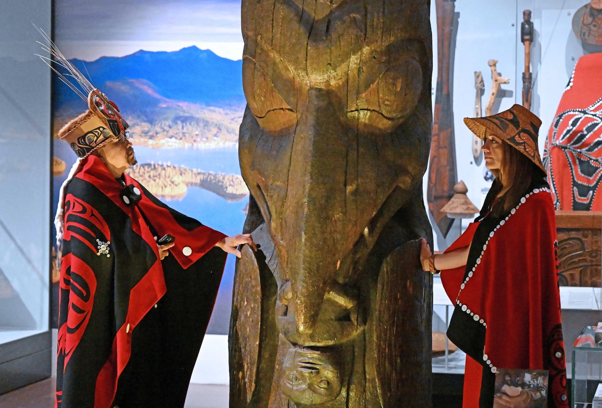 Sim'oogit Ni'isjoohl (Chief Earl Stephens) and Sigidimnak’ Nox Ts'aawit (Dr Amy Parent) of Nisga'a Nation with the memorial pole Photo by Neil Hanna. Courtesy National Museums Scotland. 