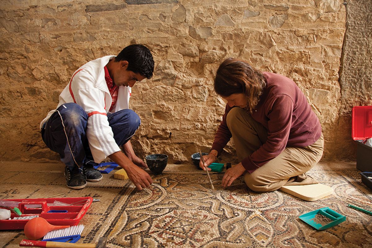 Consultant Livia Alberti and technician Mondher Habachi repair mosaic in Maison de la Chasse, Bulla Regia (2011) © Scott S. Warren. Courtesy of J. Paul Getty Trust