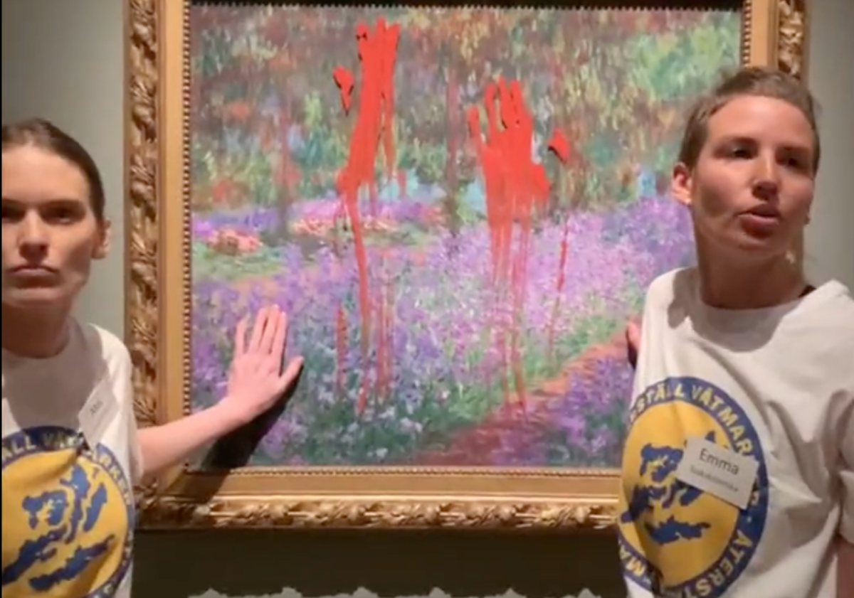 This screengrab from Återställ Våtmarker's twitter feed, shows activists smearing paint on Monet's Le jardin de l’artiste à Giverny at the Nationalmuseum in Stockholm © Återställ Våtmarker/Twitter