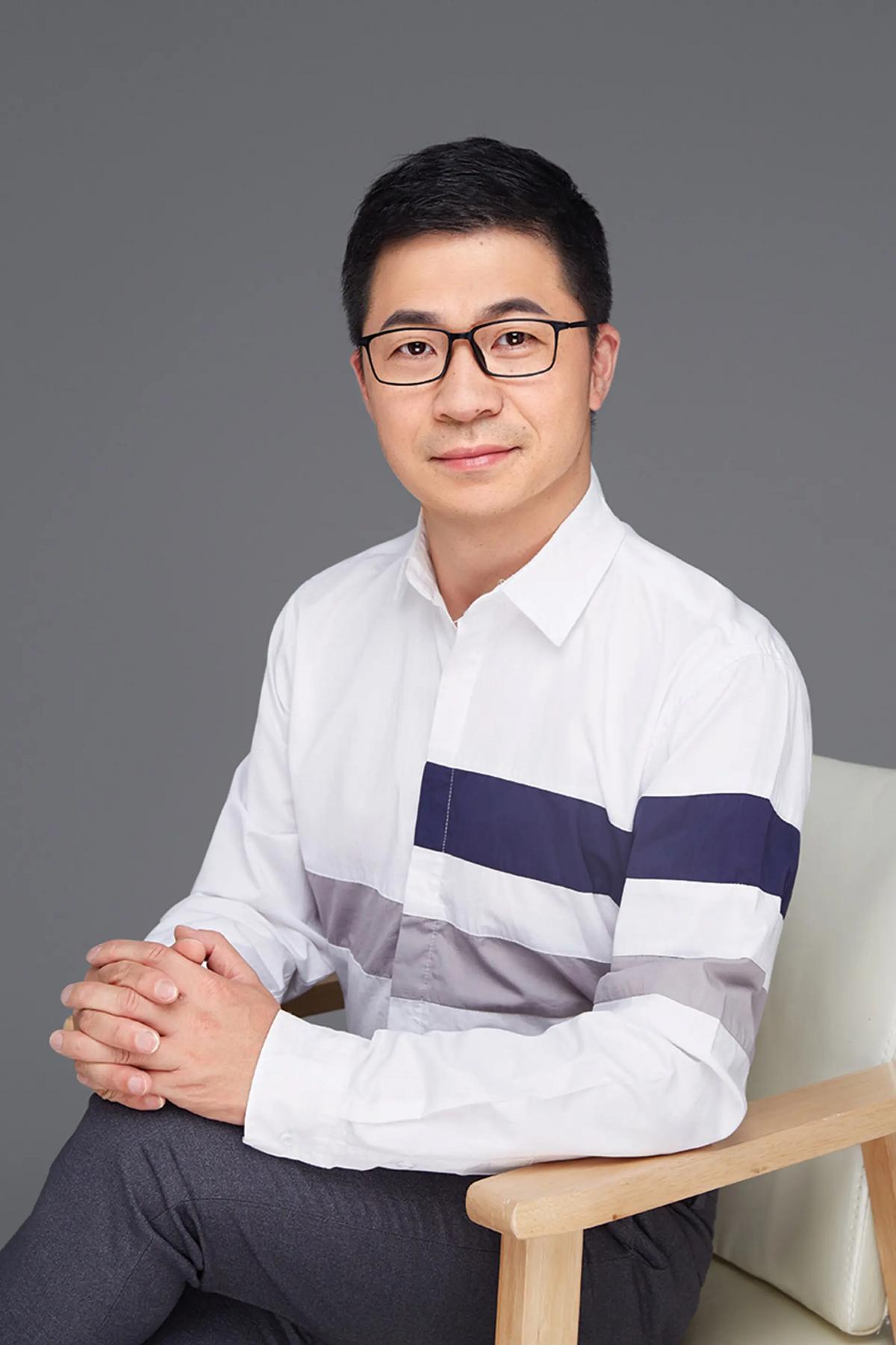 Born and raised in Shanghai, Yizan He is now a citizen of Singapore ARTiSTORY