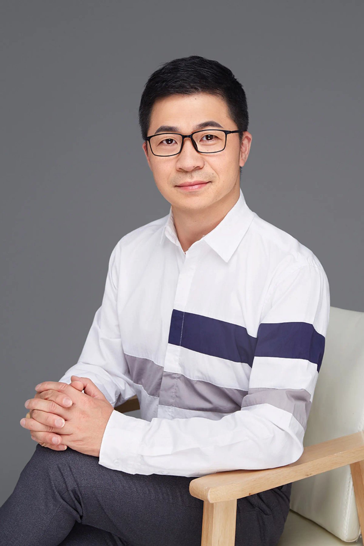 Born and raised in Shanghai, Yizan He is now a citizen of Singapore ARTiSTORY