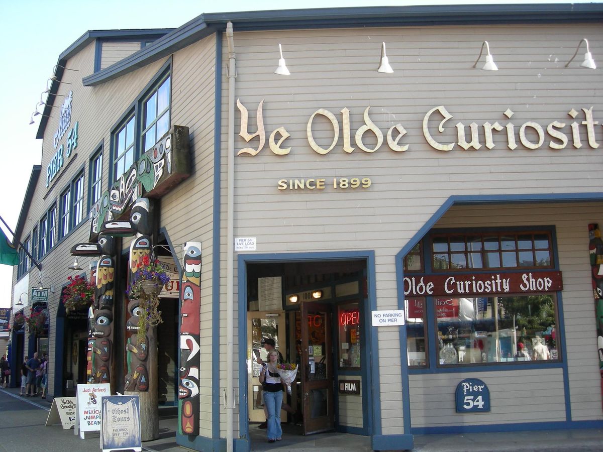 Ye Olde Curiosity Shop, one of the two Seattle stores that unknowingly offered artefacts by artists who falsely presented themselves as Indigenous, Lewis Anthony Rath and Jerry Chris Van Dyke Photo by Joe Mabel/Wikimedia