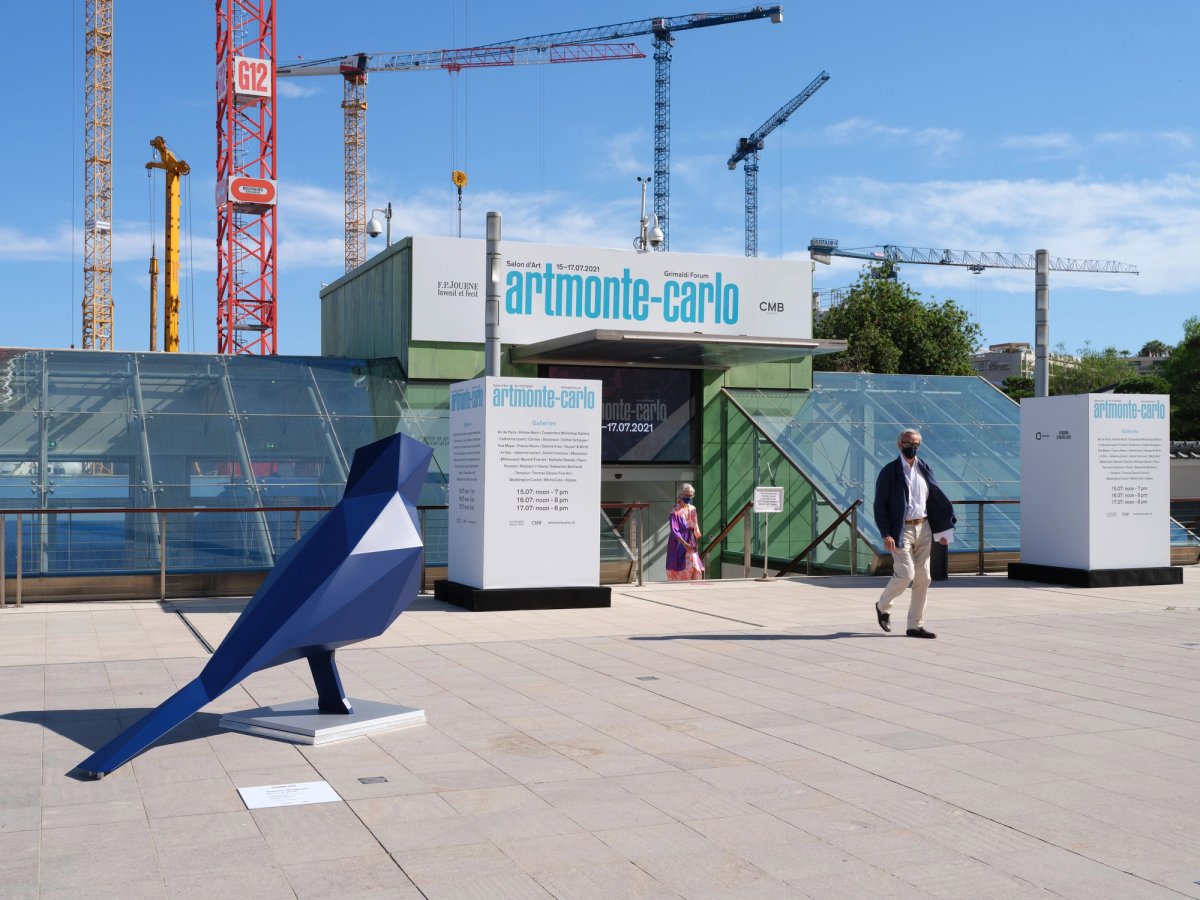A work by Xavier Veilhan perched in front of the entrance to Artmonte-carlo 2021 on the Esplanade Grimaldi Forum Photo: Julien Gremaud