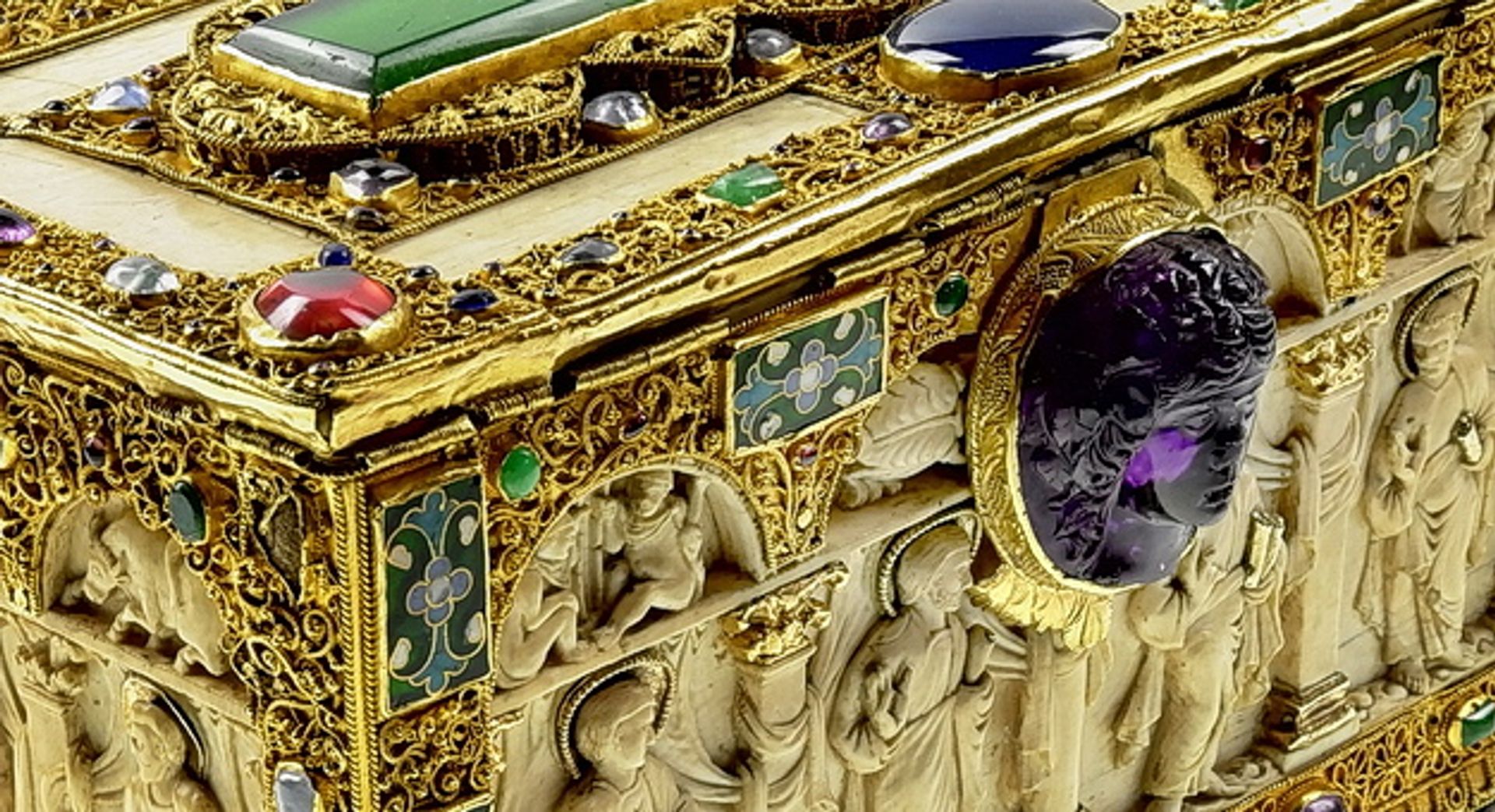 A reliquary inlaid with ivory, gold and gemstones from the church of St Servatius treasury in Quedlinburg Photo: Domschatz Quedlinburg