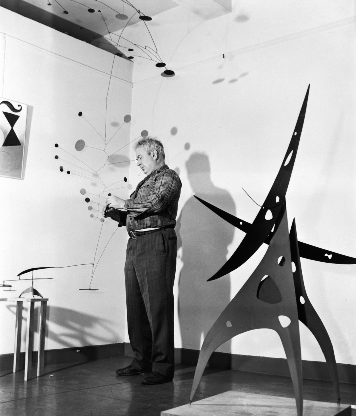 Calder with Gamma (1947) and Sword Plant (1947), Alexander Calder at Buchholz Gallery/Curt Valentin, New York, 1947 Photo courtesy of Calder Foundation, New York / Art Resource, New York. © 2023 Calder Foundation, New York / Artists Rights Society (ARS), New York.