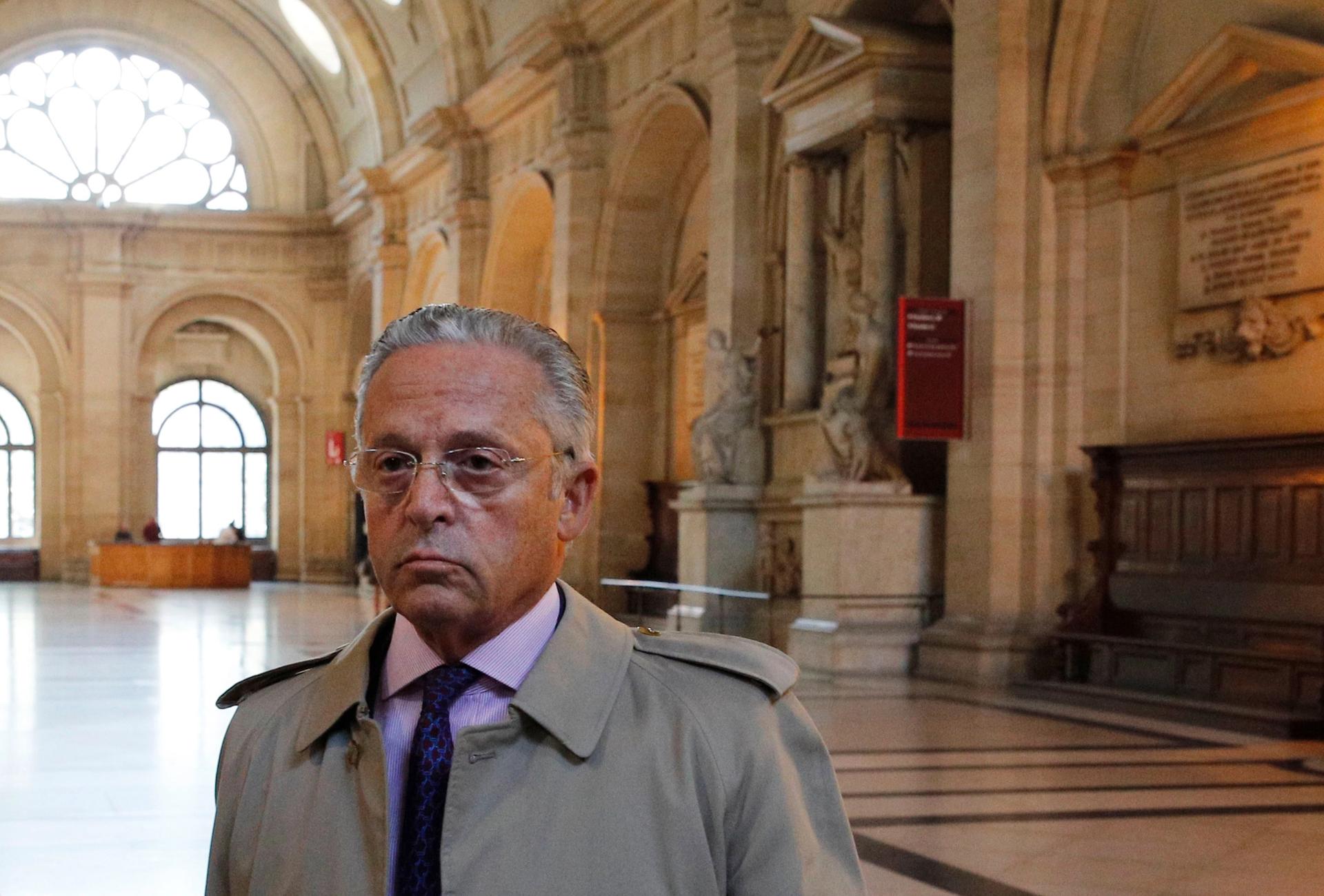 Guy Wildenstein at a Paris courthouse in 2017 Christophe Ena/AP/Rex