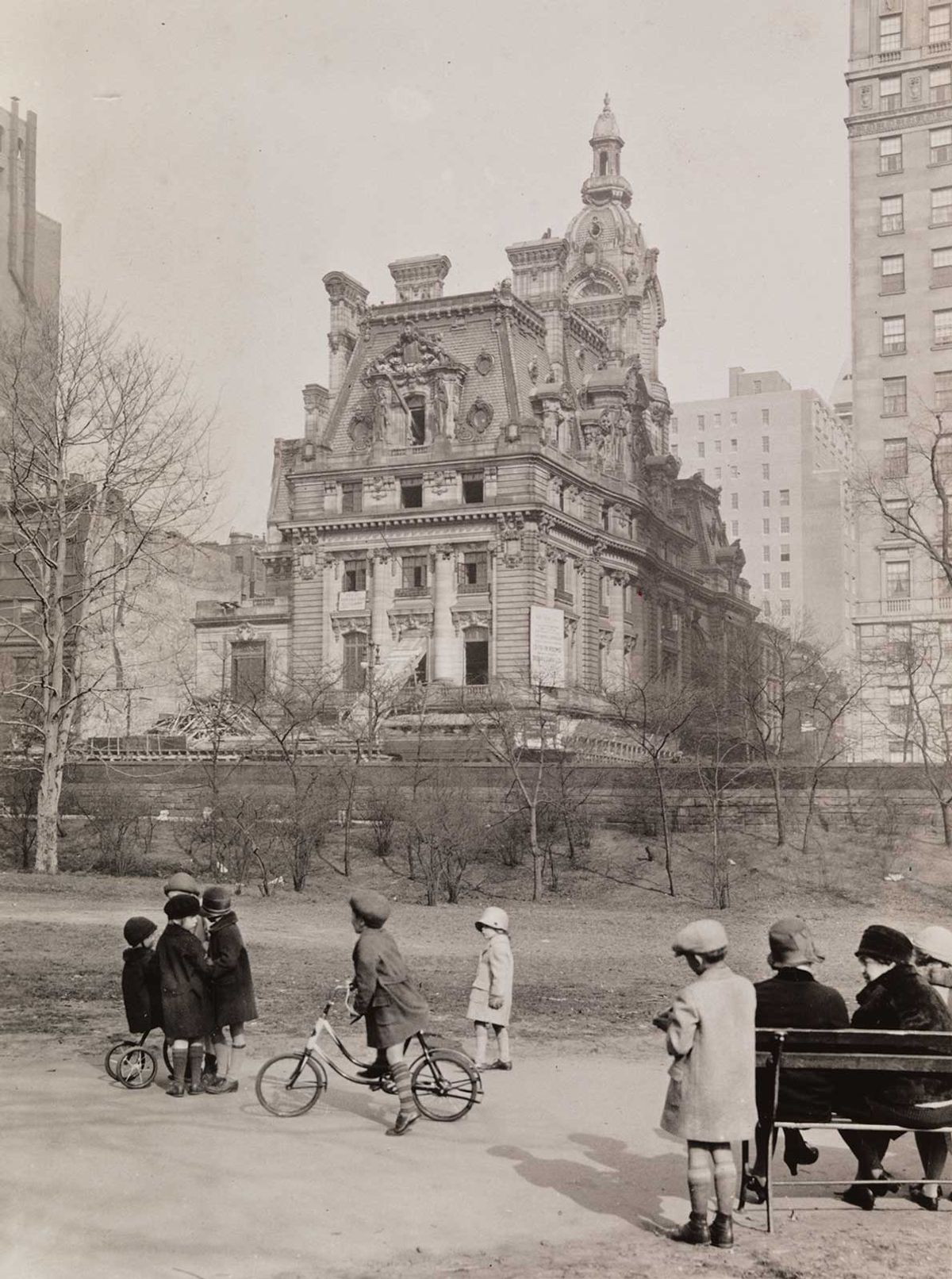 “Clark’s Folly”: William A. Clark’s French-style pile, which was demolished in 1927 and replaced by a luxury apartment building (960 Fifth Avenue)


