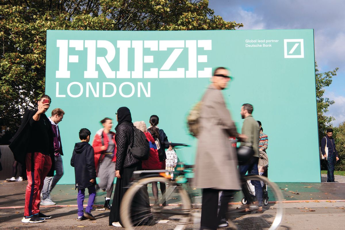 Frieze London and Frieze Masters will not look too different to normal this year, but masks will be mandatory for all visitors and exhibitors, plus everyone will have to provide proof of vaccination or a negative Covid-19 test in order to gain entry to the events. Photo © Linda Nylind, Courtesy Frieze
