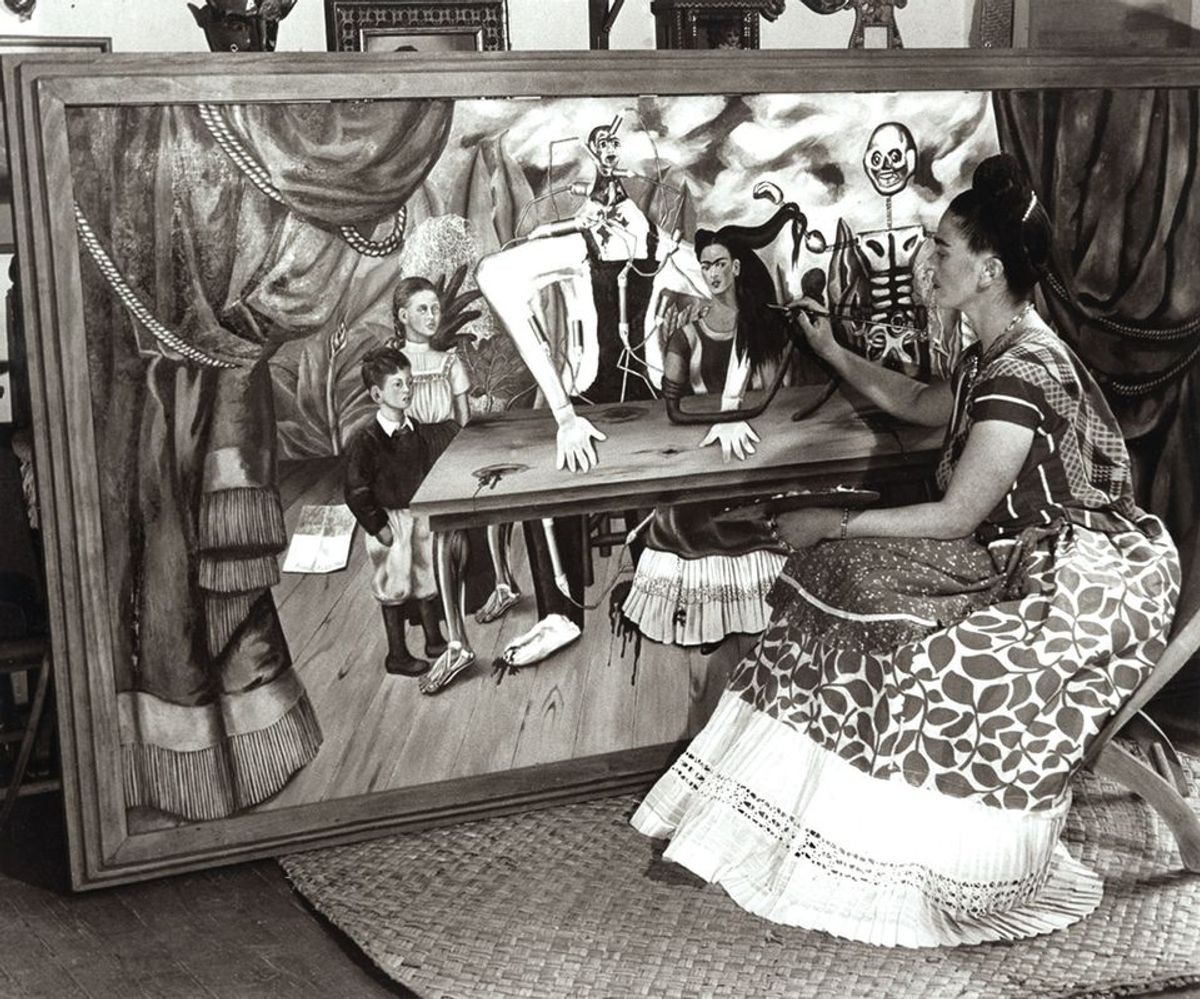 Bernard Silberstein photographed the artist with La Mesa Herida in 1941, a year after she finished the work. © Edward B. Silberstein/Courtesy of Cincinnati Art Museum/© 2018 Banco de México Diego Rivera Frida Kahlo Museums Trust, Mexico, D.F./Artists Rights Society (ARS), New York