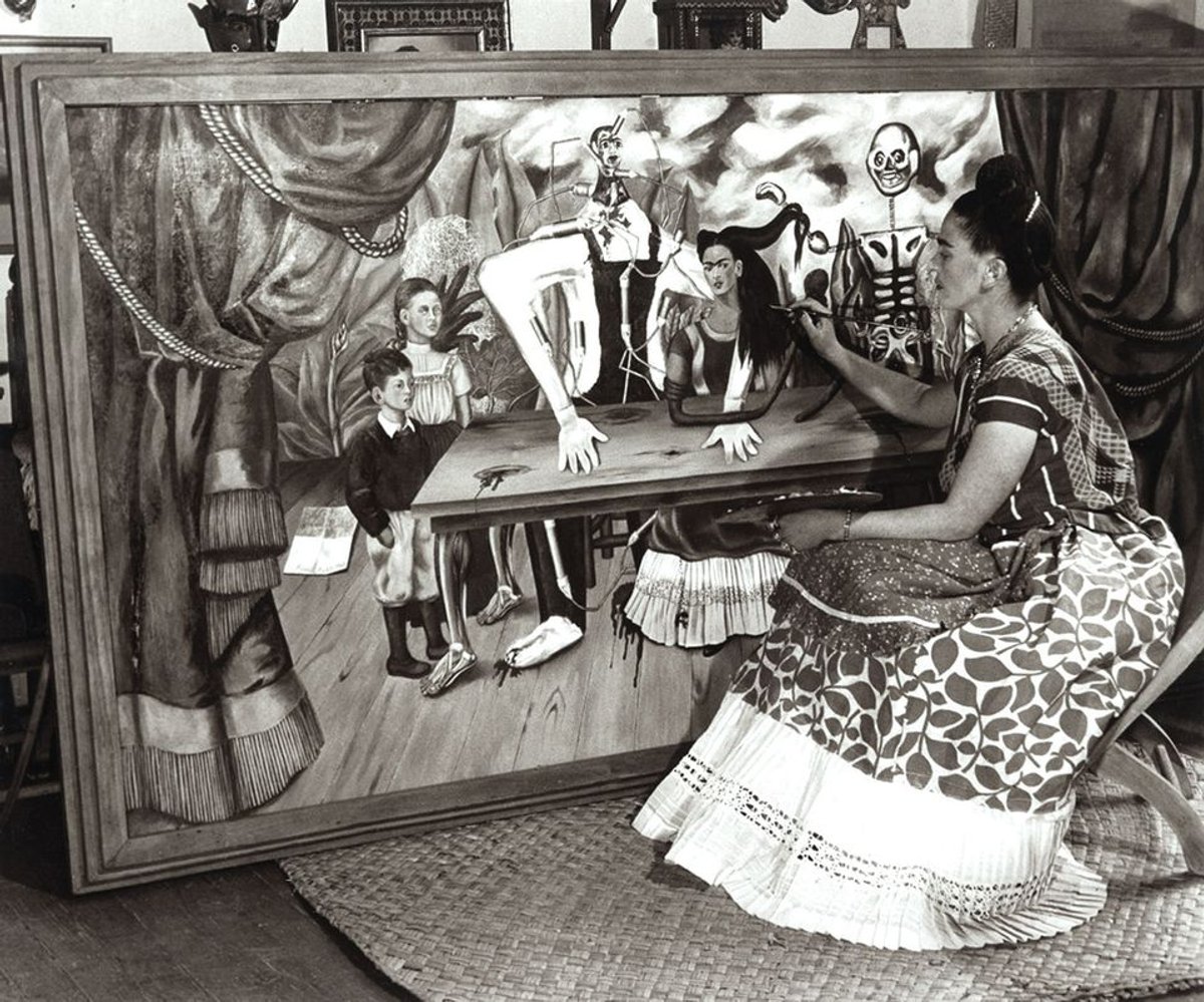 Bernard Silberstein photographed the artist with La Mesa Herida in 1941, a year after she finished the work. © Edward B. Silberstein/Courtesy of Cincinnati Art Museum/© 2018 Banco de México Diego Rivera Frida Kahlo Museums Trust, Mexico, D.F./Artists Rights Society (ARS), New York