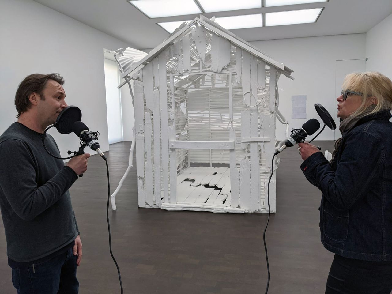 本·卢克和路易莎·巴克在伦敦格罗夫纳山高古轩的瑞秋·怀特瑞德展览上