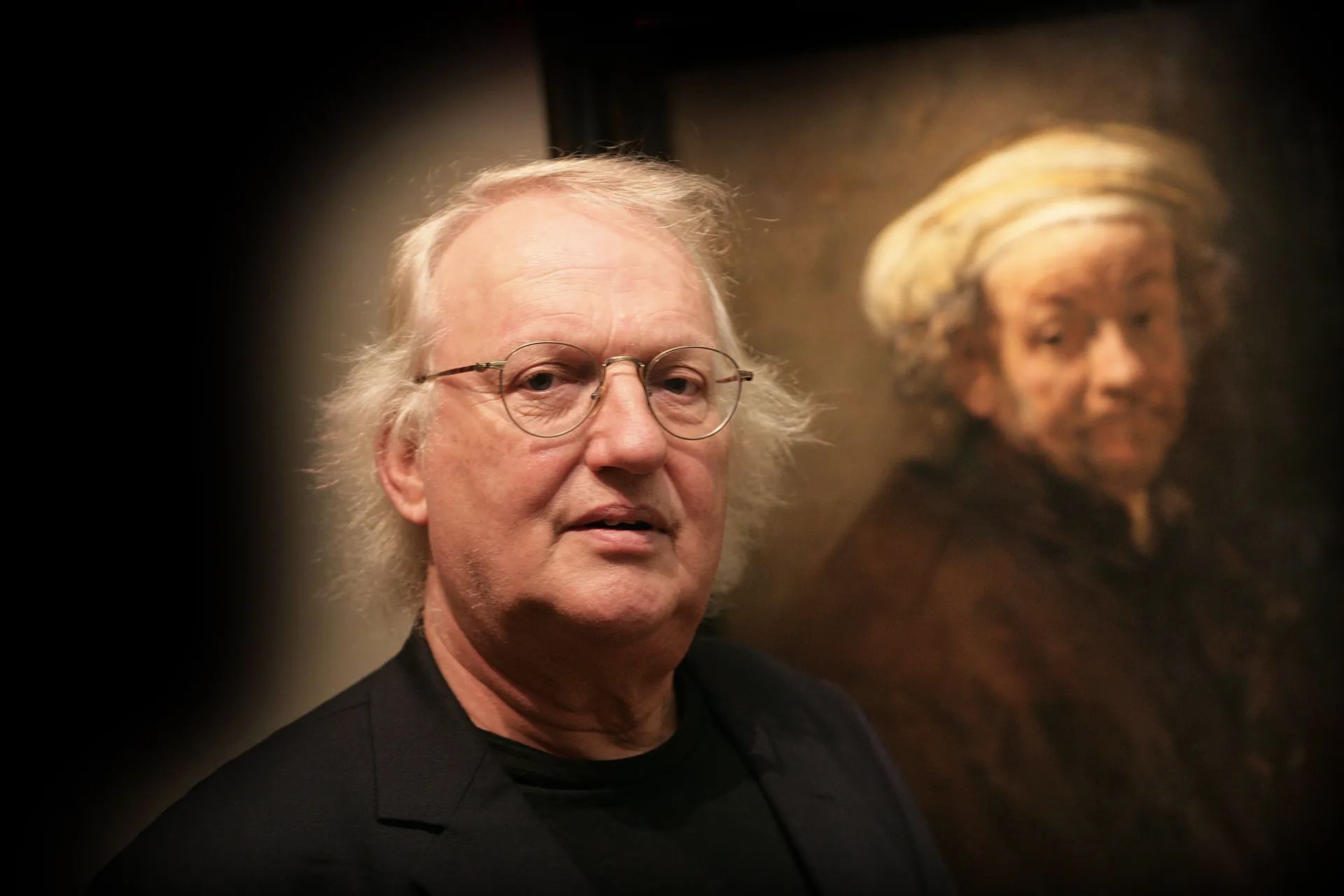 Ernst van de Wetering; in the Rijksmuseum in 20005 with Rembrandt’s self-portrait as the Apostle Paul, 1661. Photo: Vincent Mentzel
