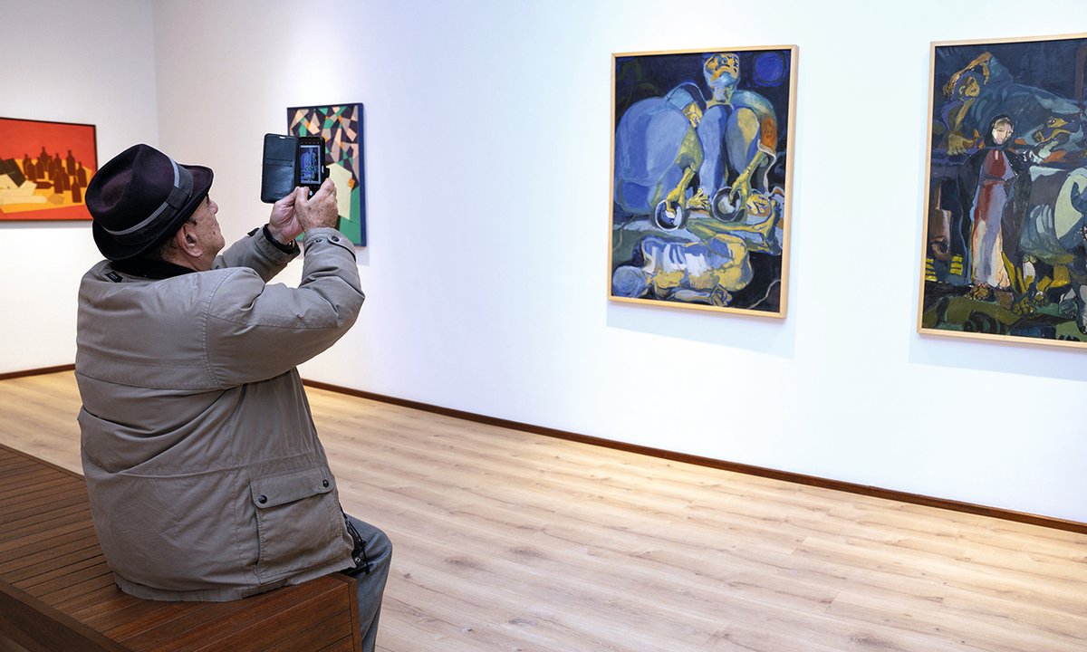 As Iraq's economy shows signs of recovery, a thirst for new art is emerging