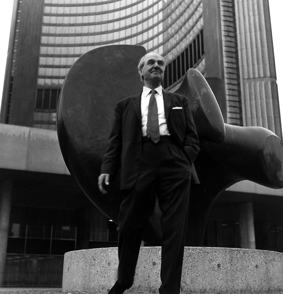 Henry Moore in front of Three Way Piece No. 2: Archer in his first visit to Toronto, March 1967. AGO Photographic Collection. Edward P. Taylor Library & Archives, Art Gallery of Ontario. Reproduced by permission of The Henry Moore Foundation / © The Henry Moore Foundation. Photo: AGO