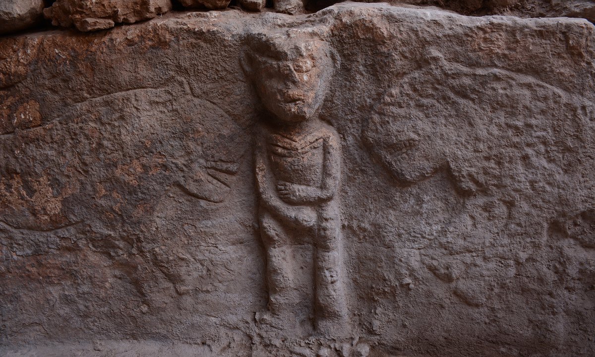 Arkeologlar, leoparlarla çevrili penisini tutan bir adamın oyulmasının, bir anlatı sahnesinin bilinen en eski tasviri olduğunu söylediler.
