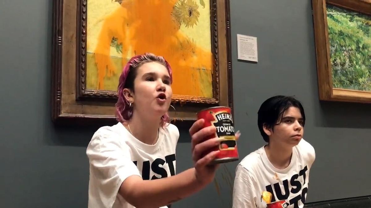 Just Stop Oil protestors pose below Vincent Van Gogh’s Sunflowers (1888) after dousing it in tomato soup
Photo: Just Stop Oil