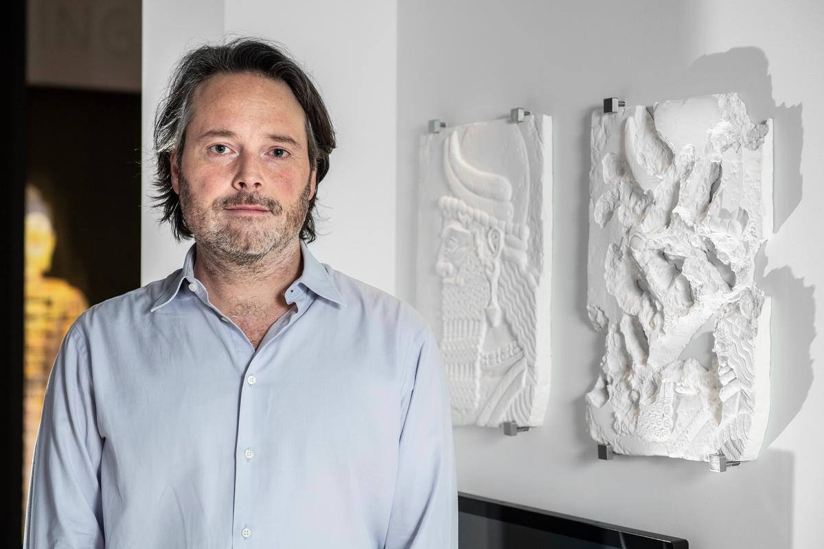 The British artist Piers Secunda with his work ISIS Damage Painting (Genie Head) (2019) at London's Imperial War Museum © IWM