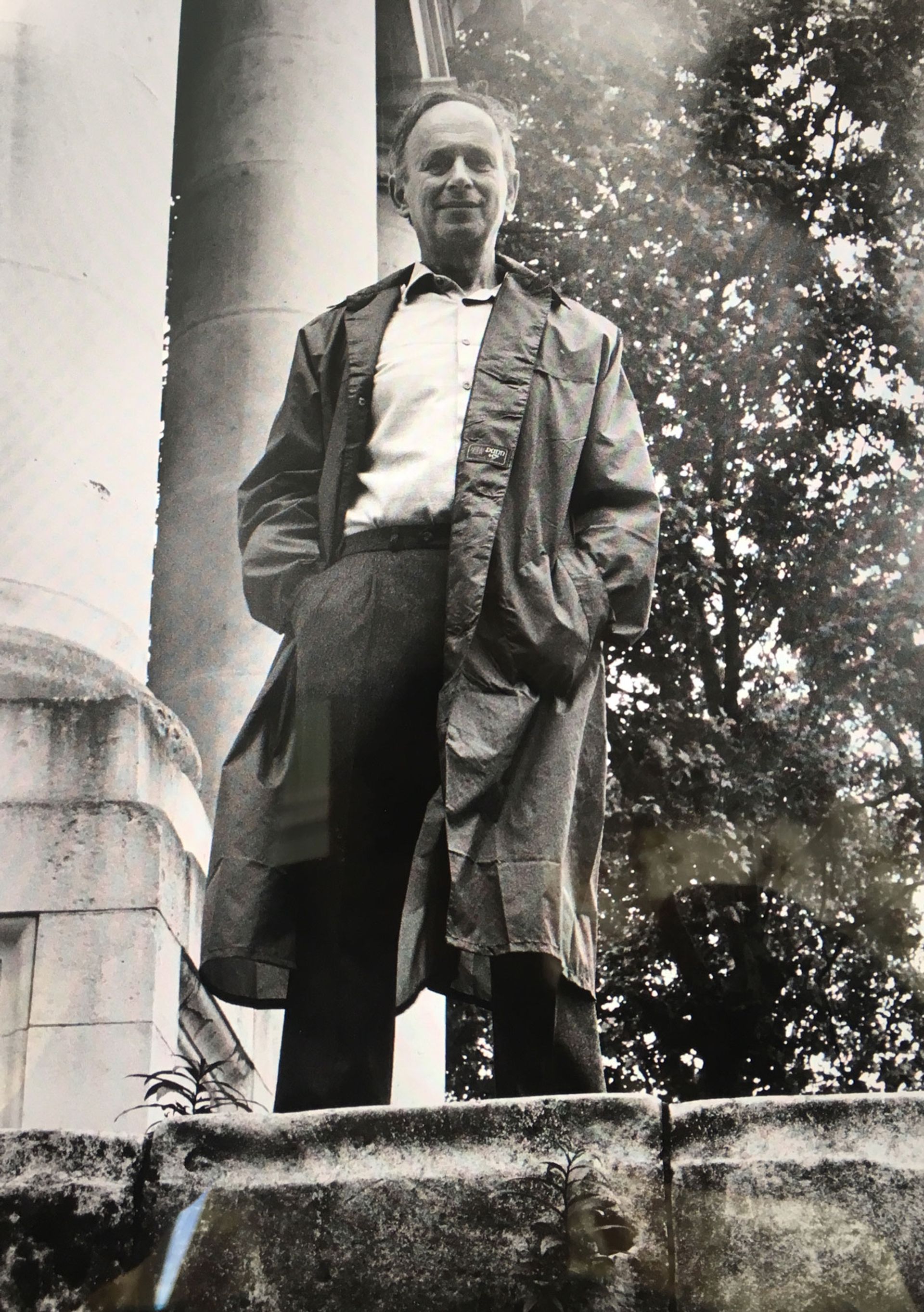 Leon Kossoff photographed by Bruce Bernard in front of Christ Church, Spitalfields, London, in the 1980s Courtesy of Virginia Verran; © Estate of Bruce Bernard